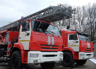 Губернатор Александр Соколов вручил пожарным ключи от новой спецтехники