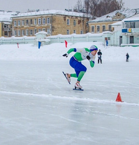 бегун в городе. пожарно-спасательный спорт киров. конькобежный стадион кирово-чепецк. филейка киров лыжи. кирово спорт.