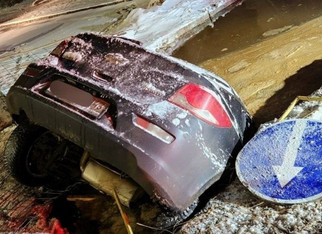 В Кирове автомобиль Chevrolet Cruze упал в яму