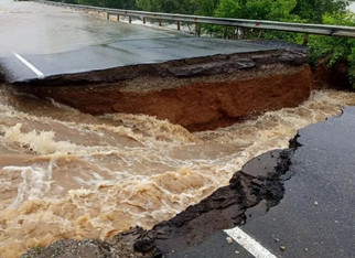 В Фалёнском районе смыло дорогу водным потоком