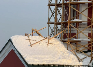 От снега обвалились леса у Спасского собора