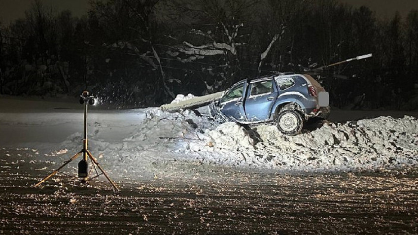 В Нововятском районе водитель «Рено Дастер» снес столб