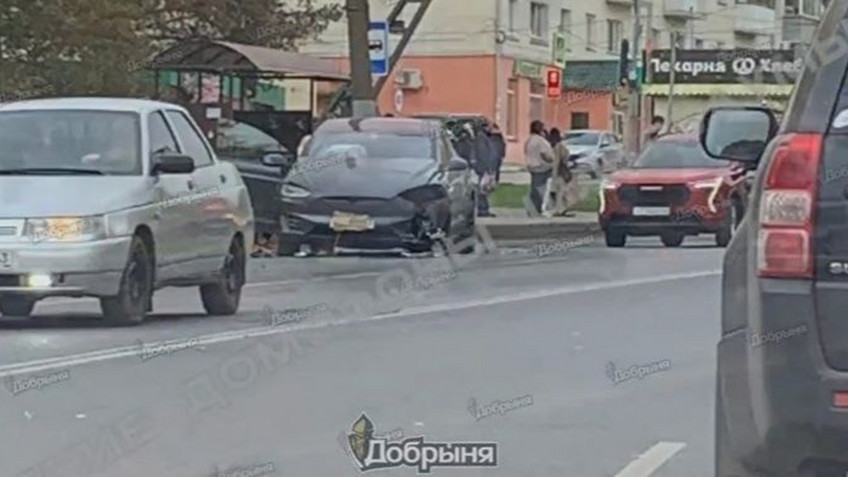 В Кирове столкнулись Tesla и Hyundai