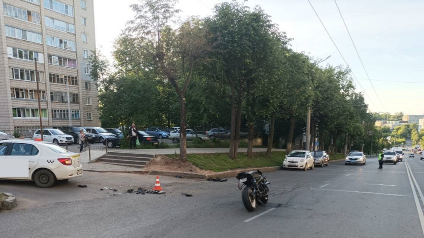 На улице Ленина таксист столкнулся с мотоциклистом
