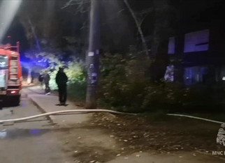 На улице Монтажников загорелся заброшенный дом