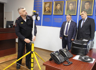 Кировским полицейским передали осветители для работы на ДТП