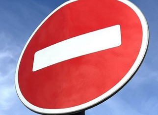 На двух улицах Кирова перекрыли движение транспорта