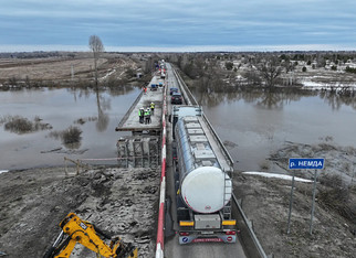 Продолжается ремонт моста через реку Немда