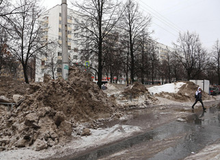 Объяснились из-за грязного снега