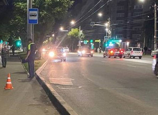В Кирове самокатчик наехал на пешехода и скрылся
