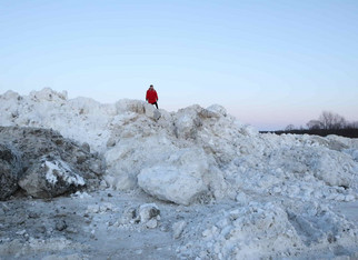 Возле Федяковского кладбища нелегально складируют снег?