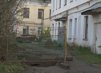 В Кирове на улице Павла Корчагина находится опасная яма