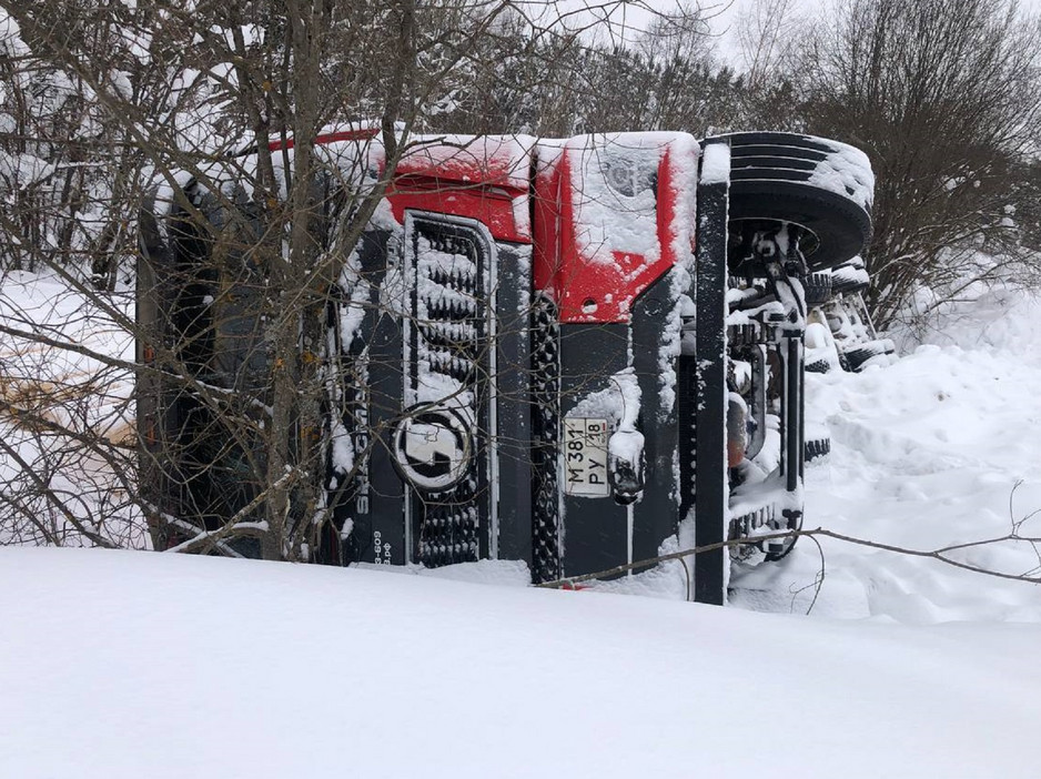 В Кировской области водитель опрокинул лесовоз, объезжая весовой контроль