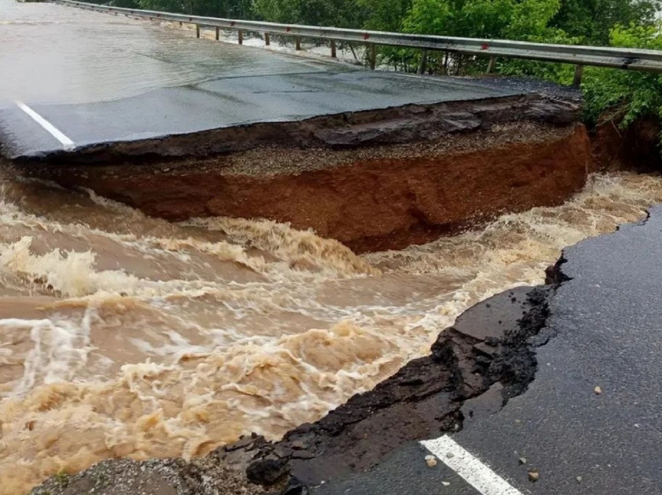 В Фалёнском районе смыло дорогу водным потоком
