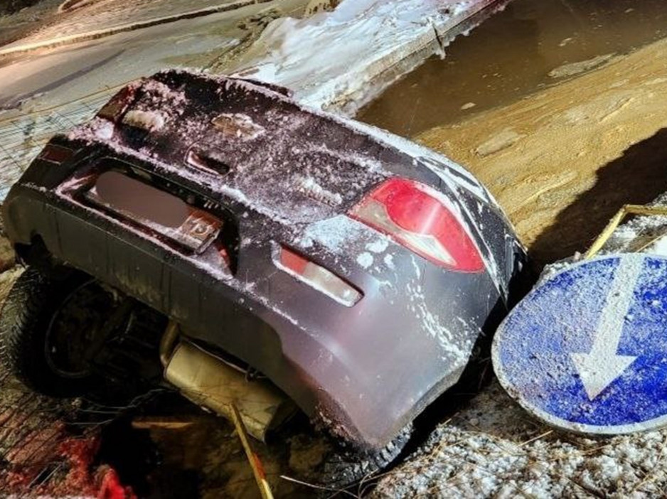 В Кирове автомобиль Chevrolet Cruze упал в яму