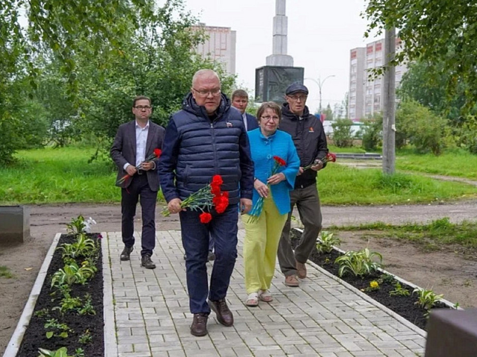 Александр Соколов совместно с родителями участника СВО почтил память павших, возложив цветы к монументу Защитникам Отечества