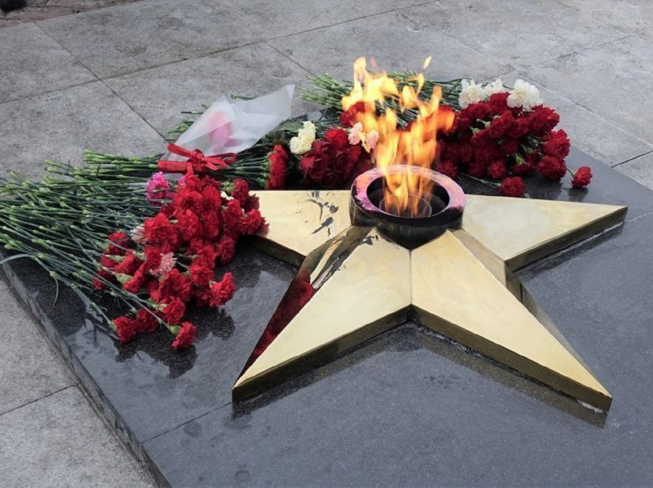 В День героев Отечества возложили цветы в парке Победы