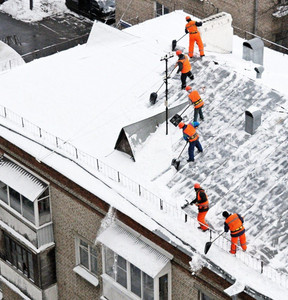 В Кирове проверяют уборку снега с крыш