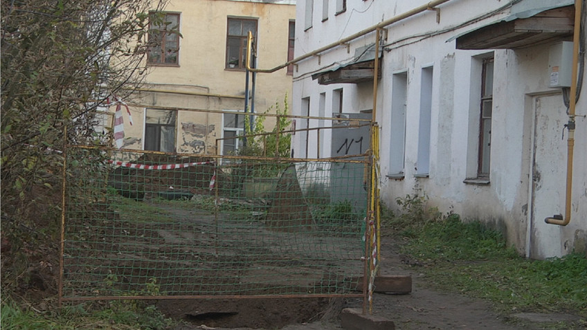 В Кирове на улице Павла Корчагина находится опасная яма