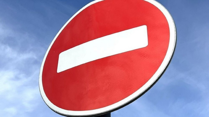На двух улицах Кирова перекрыли движение транспорта