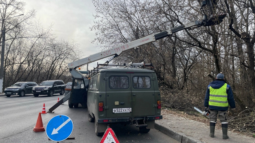 В Кирове на Слободском тракте убирают аварийные деревья