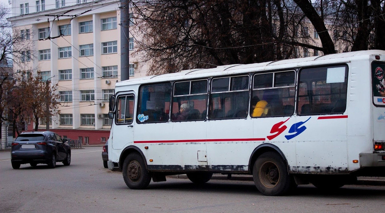 Кировский автобус. Автобус 74 Киров. Автобус пассажирский городской. Автобус дети украинские. Автобус 13.