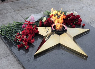 В День героев Отечества возложили цветы в парке Победы