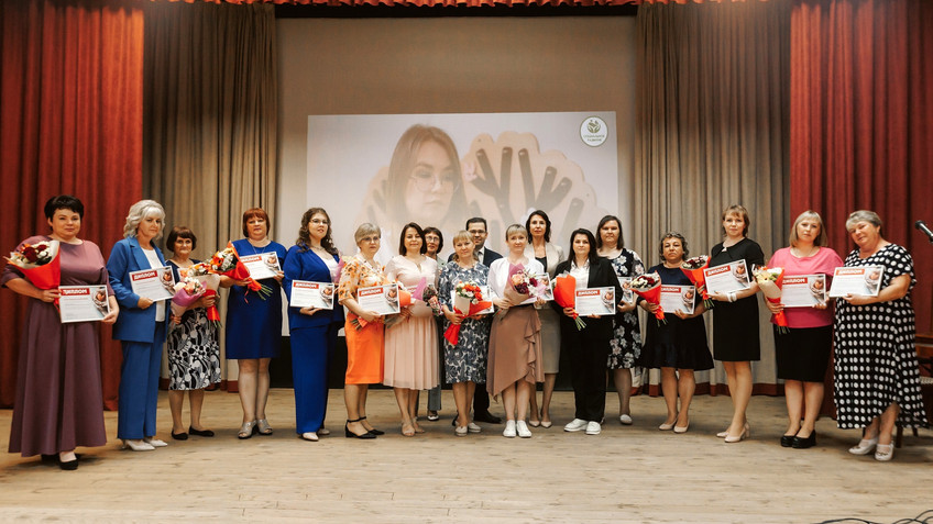 Рахим Азимов наградил лучших сотрудников социальных служб Кировской области