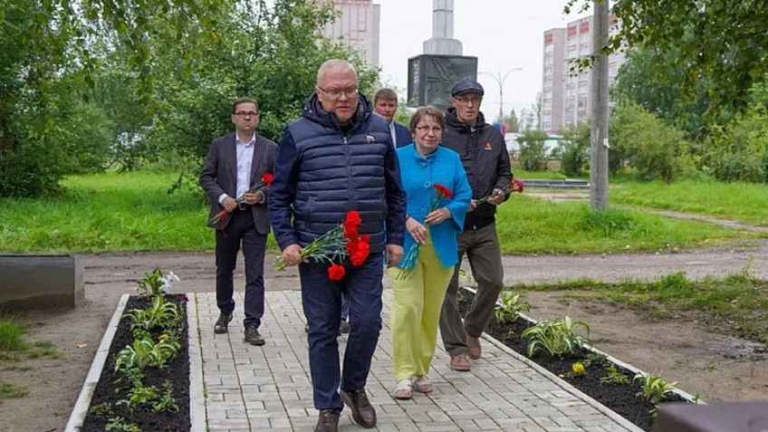 Александр Соколов совместно с родителями участника СВО почтил память павших, возложив цветы к монументу Защитникам Отечества