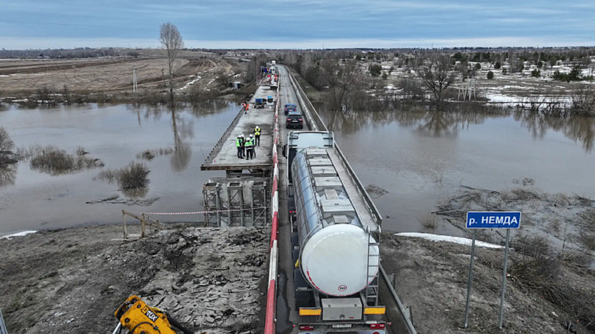 Продолжается ремонт моста через реку Немда