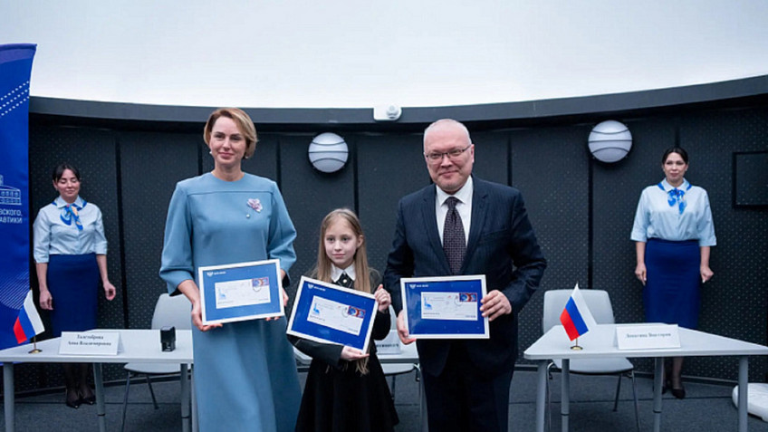 Александр Соколов погасил марку к юбилею первого полёта человека в космос