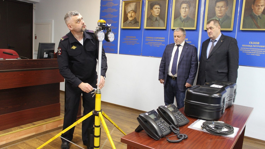 Кировским полицейским передали осветители для работы на ДТП