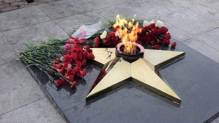 В День героев Отечества возложили цветы в парке Победы