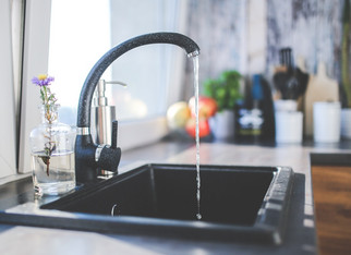 В Кирове на улице Правды устраняют аварию на водопроводе