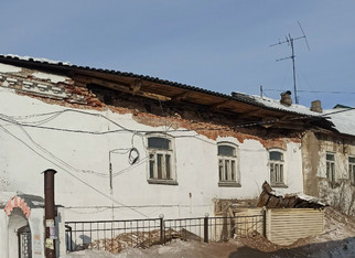 В Котельниче обрушился венчающий карниз жилого дома