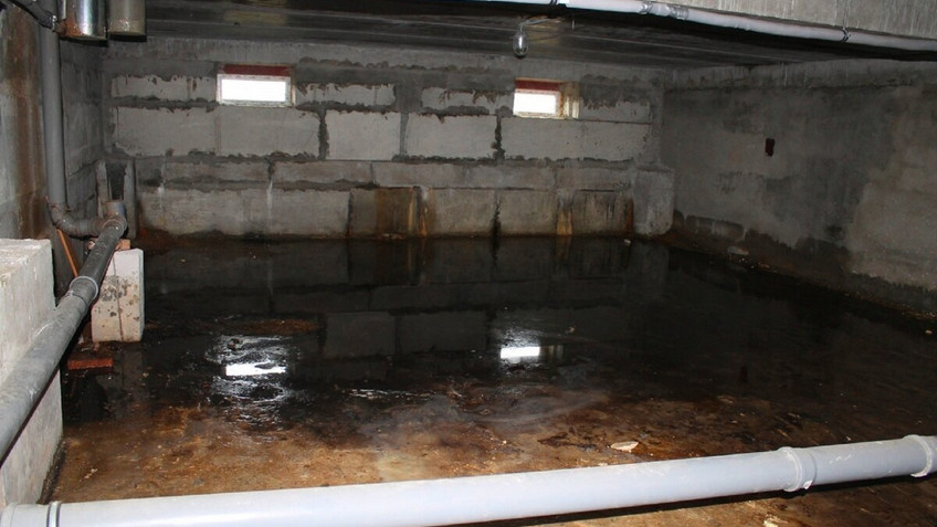 В доме на Октябрьском проспекте затопило бомбоубежище