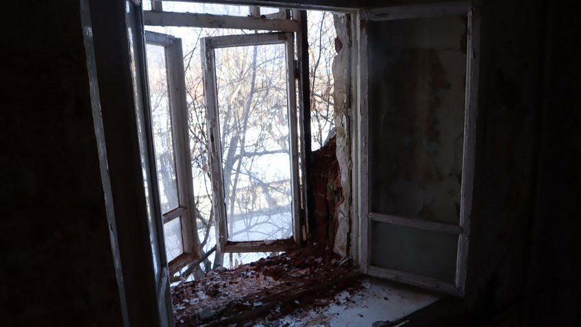 На улице Профсоюзной разрушается стена жилого дома